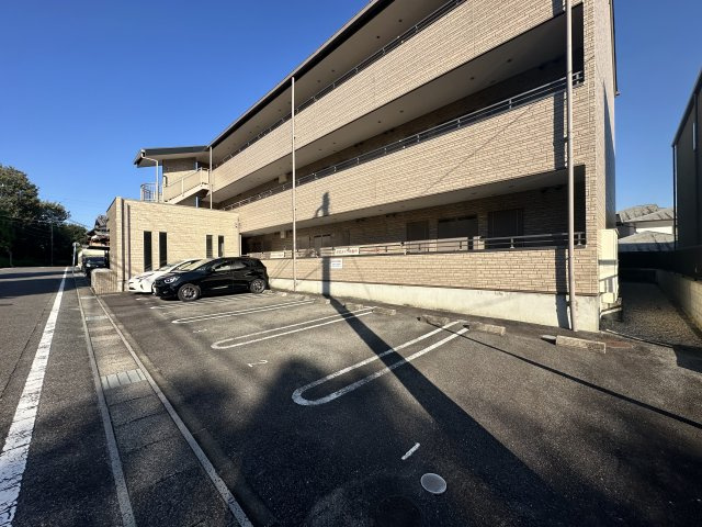 グローリ栄町の駐車場