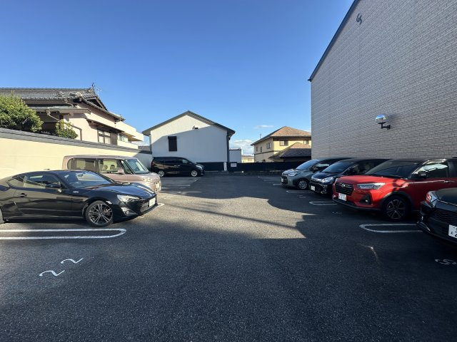 グローリ栄町の駐車場