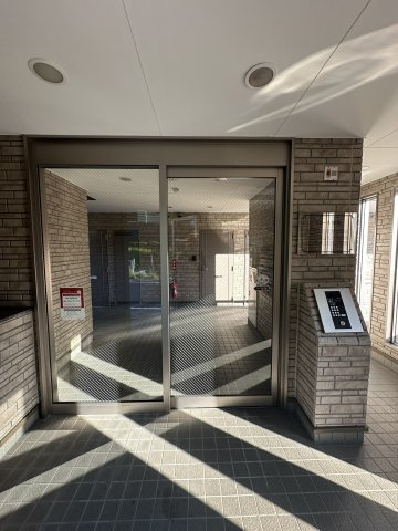 グローリ栄町のエントランス