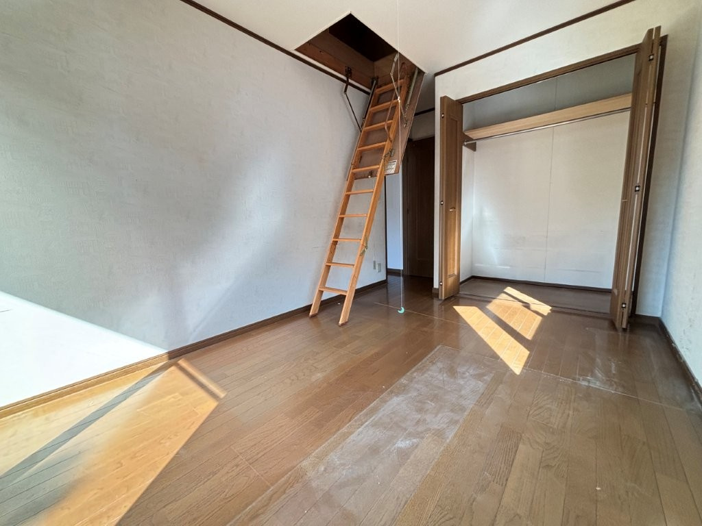 2階約6.5帖、屋根裏部屋も有ります。　2026年10月下旬完成予定※掲載写真はリフォーム前の物です。