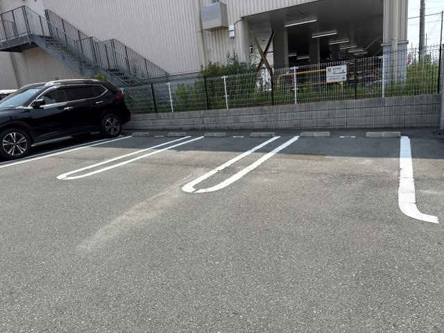 ロータス長町 B棟の駐車場