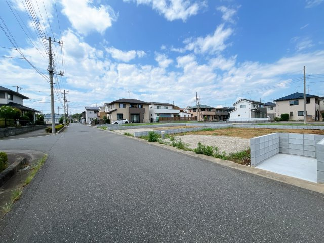 比企郡滑川町月の輪６丁目　全７区画分譲地の前面道路含む現地写真