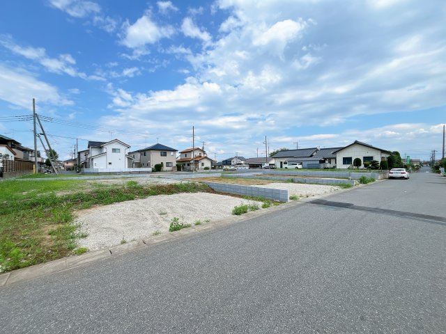 比企郡滑川町月の輪６丁目　全７区画分譲地の前面道路含む現地写真