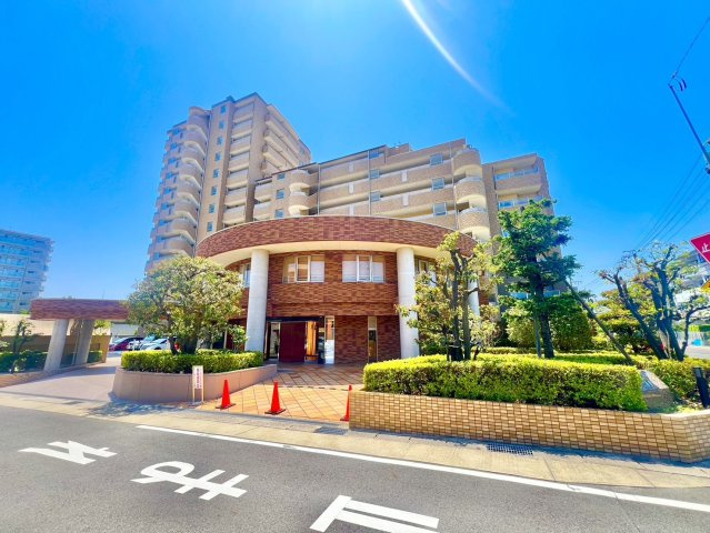 藤和シティホームズ社口の外観|角敷地に突き出た半円状の庇が特徴的な外観です！