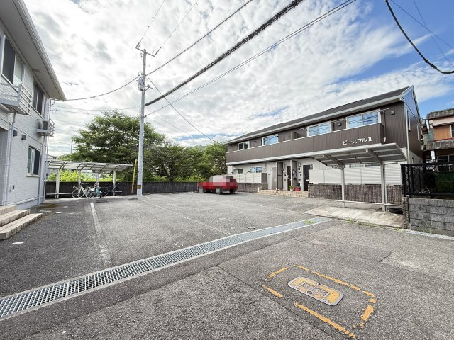 ピースフル Ⅱの駐車場