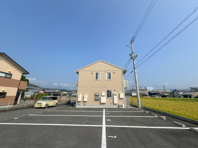 UN DE CES JOURSの駐車場