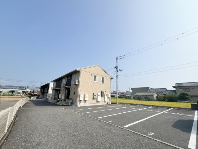 UN DE CES JOURSの駐車場