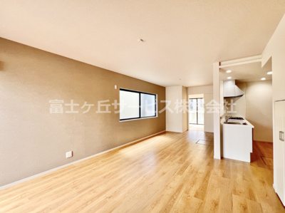 【居間・リビング】 | 富士市岩本 11期 新築一戸建て 3号棟 | ゆったり過ごせるリビングです