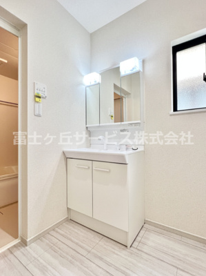【独立洗面台】 | 富士市岩本 11期 新築一戸建て 3号棟 | 独立洗面台あり、毎朝おしゃれに忙しい女性の方におすすめです