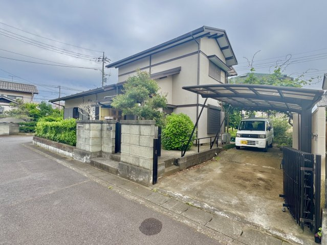 牛久市栄町中古戸建の駐車場