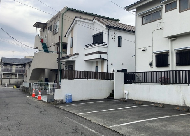【前面道路含む現地写真】 | 住宅用の土地では前面道路に2m以上接していなければならないと法律で定められています。しかし、お持ちの車のサイズやライフスタイルなどにより、2mでは利便が悪い場合もございますので、事前に確認しましょう。
