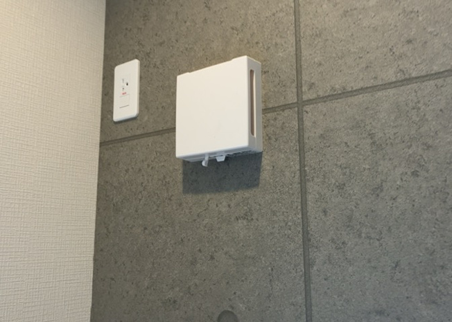 【冷暖房・空調設備】 | 1日中建物内の換気が行われるように設計された仕組みです。気密性の高い住宅は、家に籠った空気でシックハウス症候群になる可能性がありますが、24時間換気システムであれば計画的な換気で対策が可能です。