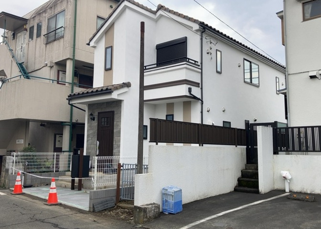 【外観】 | お持ちの車種によっては前面道路が広い方が便利でしょう。しかし、前面道路が広ければその分交通量が多くなるため、騒音などが気になる場合があります。実際に現地を見学し、周辺交通量や騒音などを確認しましょう！