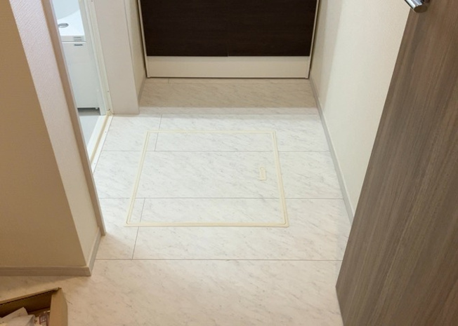 【脱衣所】 | 多くの戸建て住宅で見かける洗面脱衣所は、洗面台と洗濯機が2畳ほどのスペースに並べられていて、洗面所が脱衣所を兼ね備えている間取りが一般的です。お客様が利用することもある、パブリックな空間でもあります。