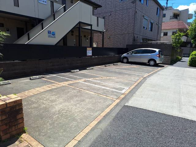 メゾン彩月の駐車場