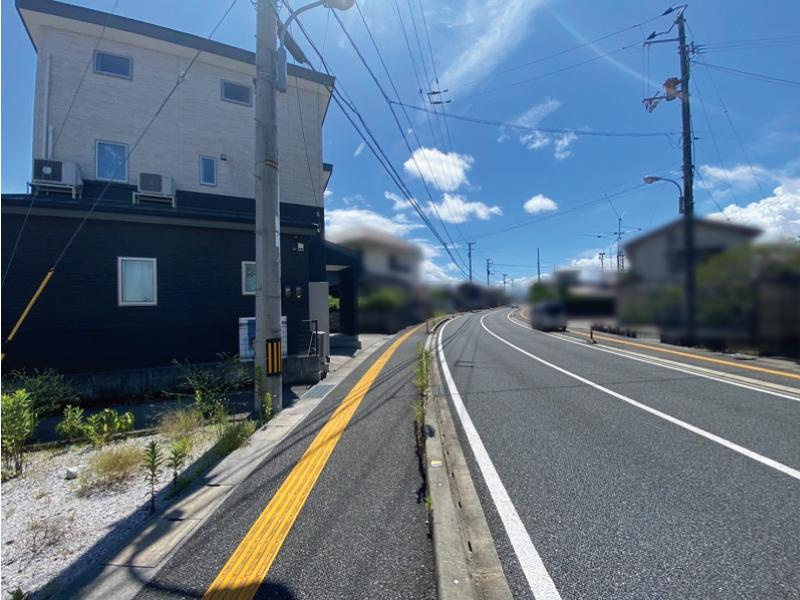 介良乙　中古戸建　の前面道路含む現地写真