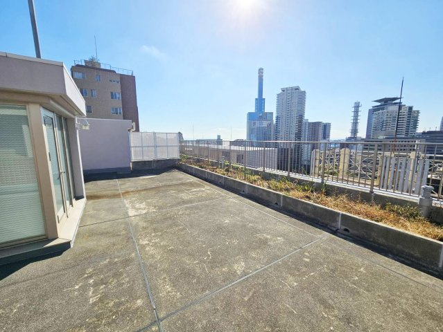 アパタワーズ神戸三宮のバルコニー|外からの目が気にならないバルコニーで洗濯物が干せます