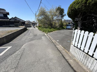 【前面道路含む現地写真】 | 進入路の前の道路です。