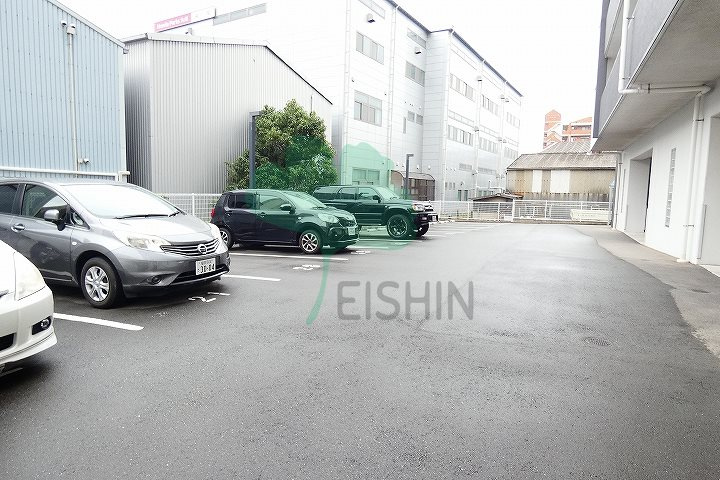 MRレジデンス博多の駐車場