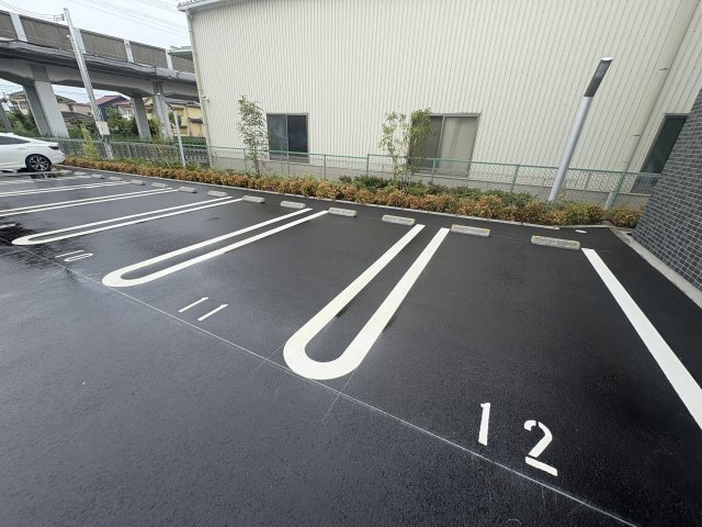 エイトポレール八木の駐車場