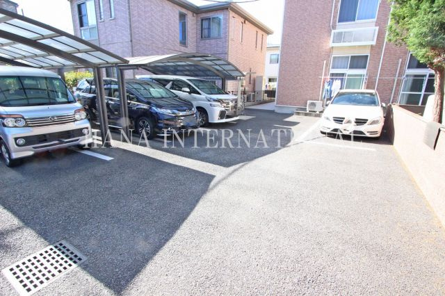 アーバンコート東大沢の駐車場