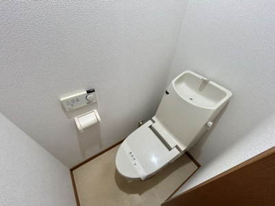 【トイレ】 | プリミエール吉野 | 窓があるので、換気ができ、ニオイがこもりません
