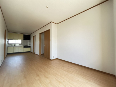 【居間・リビング】 | プリミエール吉野 | ダイニングテーブルをおいても余裕がある広さですね！