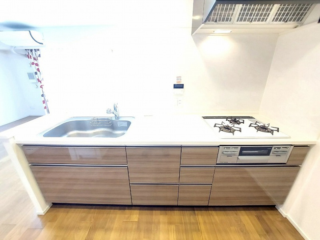 【キッチン】 | アドグランデ朝霞台　(志木本店) | キッチン(2025年5月)撮影
使い勝手の良いシステムキッチンに、たっぷりの収納付き。キッチン周りがすっきり片付きます。