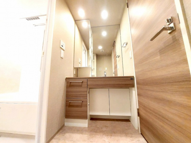 【独立洗面台】 | アドグランデ朝霞台　(志木本店) | 洗面化粧台(2025年5月)撮影
収納充実の洗面化粧台で、洗面周りがすっきり片付きます。