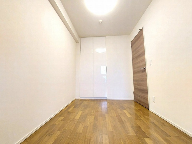 【洋室】 | アドグランデ朝霞台　(志木本店) | 洋室5.0帖(2025年5月)撮影
5.0帖のゆとりある空間にクローゼット付き。たっぷり収納でお部屋もすっきり。