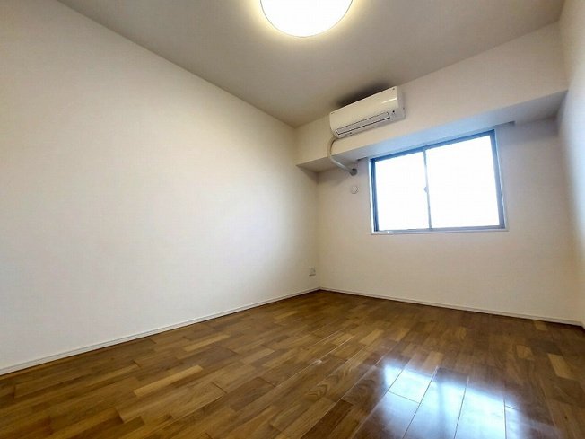 【洋室】 | アドグランデ朝霞台　(志木本店) | 洋室6.5帖(2025年5月)撮影
6.5帖のゆとりある洋室にウォークインクローゼット付き。たっぷり収納で家族の荷物もスッキリ整理。