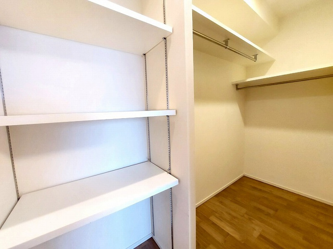 【収納】 | アドグランデ朝霞台　(志木本店) | 洋室6.5帖ウォークインクローゼット(2025年5月)撮影
家族の収納スペースを一括管理。片付けやすく、暮らしがすっきり。