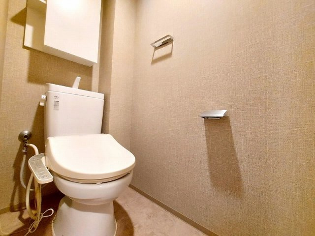 【トイレ】 | アドグランデ朝霞台　(志木本店) | トイレ(2025年5月)撮影
収納棚付きのトイレで、掃除用品やトイレットペーパーの収納もラクラク。