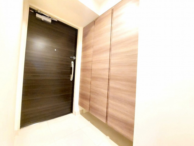 【玄関】 | アドグランデ朝霞台　(志木本店) | 玄関(2025年5月)撮影
収納棚付きのトイレで、掃除用品やトイレットペーパーの収納もラクラク。