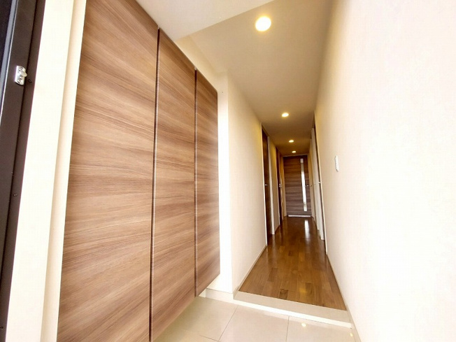 【玄関】 | アドグランデ朝霞台　(志木本店) | 廊下(2025年5月)撮影
シューズボックス下の空間も有効活用。靴や小物など色々置けて便利です。