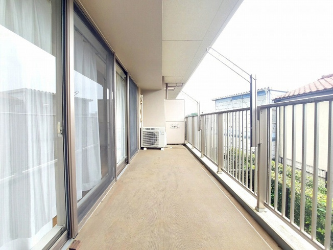 【バルコニー】 | アドグランデ朝霞台　(志木本店) | バルコニー(2025年5月)撮影
ゆったりとした広々バルコニーで、洗濯物もたっぷり干せます。