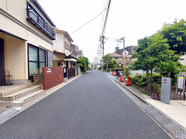 【その他】 | アドグランデ朝霞台　(志木本店) | 前面道路(2025年5月)撮影
落ち着いた雰囲気の前面道路で、静かな暮らしを実現。