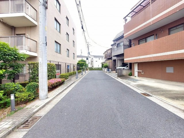 【その他】 | アドグランデ朝霞台　(志木本店) | 前面道路(2025年5月)撮影
のんびり過ごせる落ち着いた前面道路。子育てやペットとの散歩にもおすすめの穏やかな立地です。