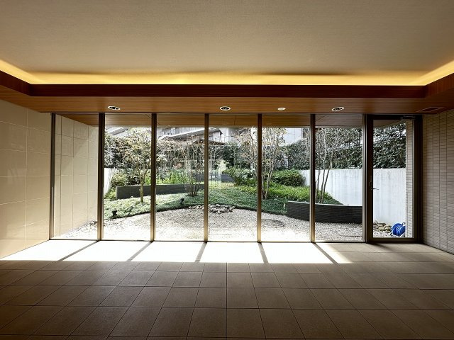 【エントランス】 | アドグランデ朝霞台　(志木本店) | エントランス
落ち着いた雰囲気が魅力のエントランス。毎日帰るのが楽しみになる空間です。