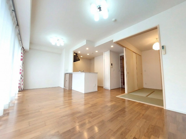 【居間・リビング】 | アドグランデ朝霞台　(志木本店) | リビング(2025年5月)撮影
ゆとりのLDK14.8帖、南向きで陽当たり良好。カウンターキッチン付きで機能性も良好です。