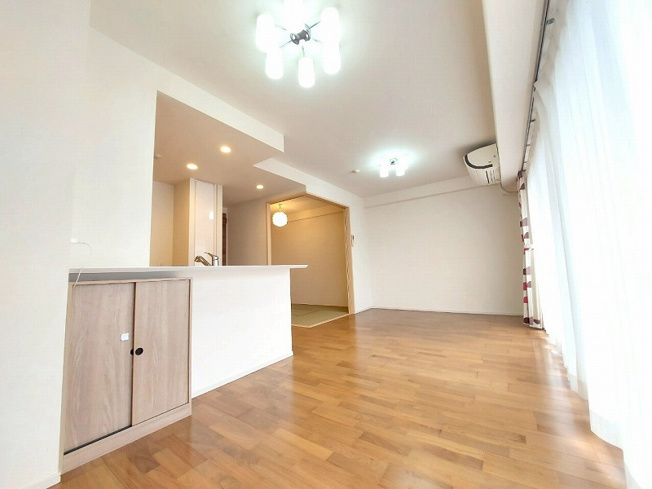 【居間・リビング】 | アドグランデ朝霞台　(志木本店) | リビング(2025年5月)撮影
南向き＆バルコニーに面した明るいLDK。心地よい陽射しが広がるくつろぎ空間です。