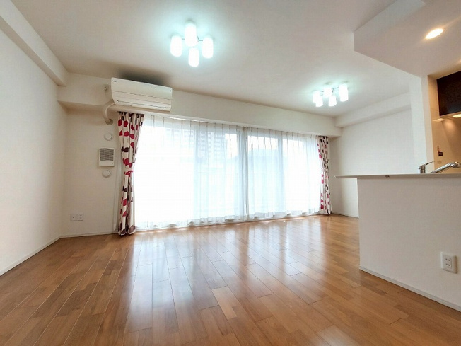 【居間・リビング】 | アドグランデ朝霞台　(志木本店) | リビング(2025年5月)撮影
キッチンからリビングが見渡せる安心設計。お料理中も家族の様子が分かります。