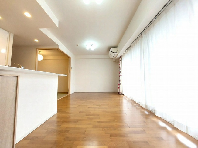 【居間・リビング】 | アドグランデ朝霞台　(志木本店) | リビング(2025年5月)撮影
リビング横に4.5帖の和室あり。扉を開ければ広々空間としても使えます。