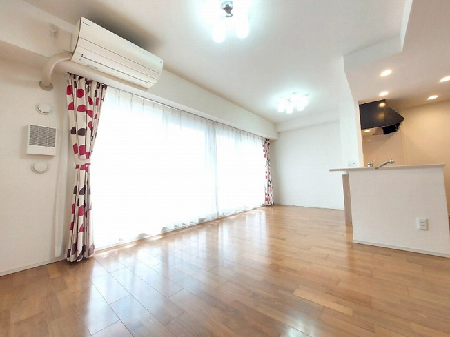 【居間・リビング】 | アドグランデ朝霞台　(志木本店) | リビング(2025年5月)撮影
大きな窓から光がたっぷり差し込む、明るく開放的なLDK。