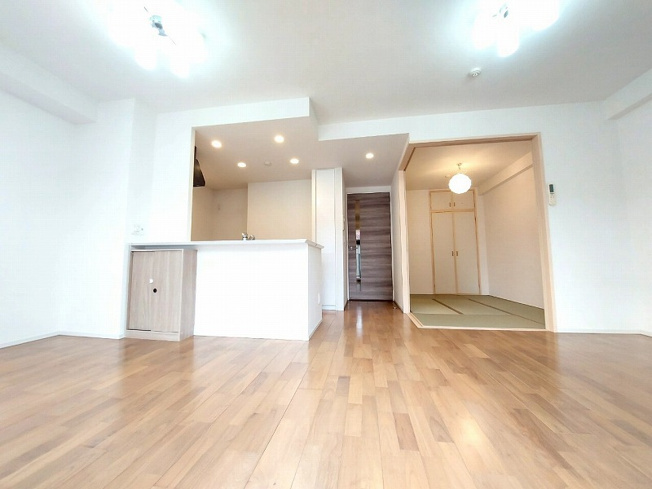 【居間・リビング】 | アドグランデ朝霞台　(志木本店) | リビング(2025年5月)撮影
ごろりと横になれる和の空間。普段はリビングと一体に、来客時には独立した一室にも。