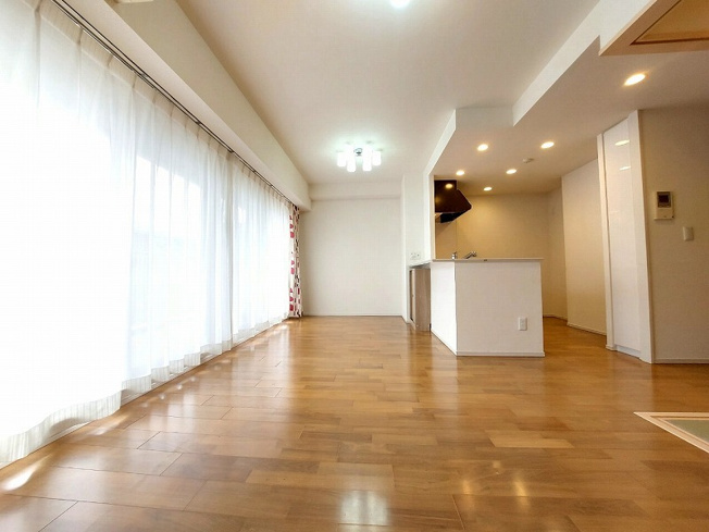 【居間・リビング】 | アドグランデ朝霞台　(志木本店) | リビング(2025年5月)撮影
キッチン上部にはスタイリッシュなダウンライトを採用。手元を明るく照らし、作業も快適に。