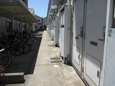 レオパレスエメラルドの玄関