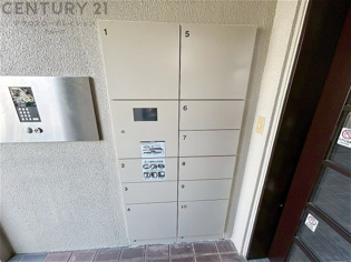 宅配ボックスは荷物の受け取りや配達が便利で安全です。不在時でも荷物が確保され、盗難や損傷のリスクが減少。受け取り時間の柔軟性が向上。外出先からでも荷物の受け取りや預けが可能となります。
