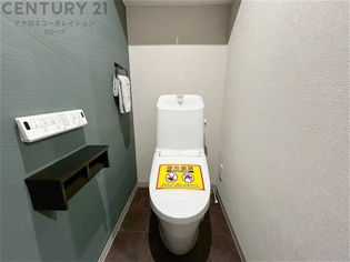 温水洗浄便座付トイレは温水洗浄機能により、暖かい水でおしりを洗浄することができ、冷たい水を使う従来の便座に比べ、温水洗浄機能で暖かいトイレを提供し、快適な使用を可能にします。

