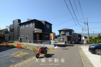 【前面道路含む現地写真】
